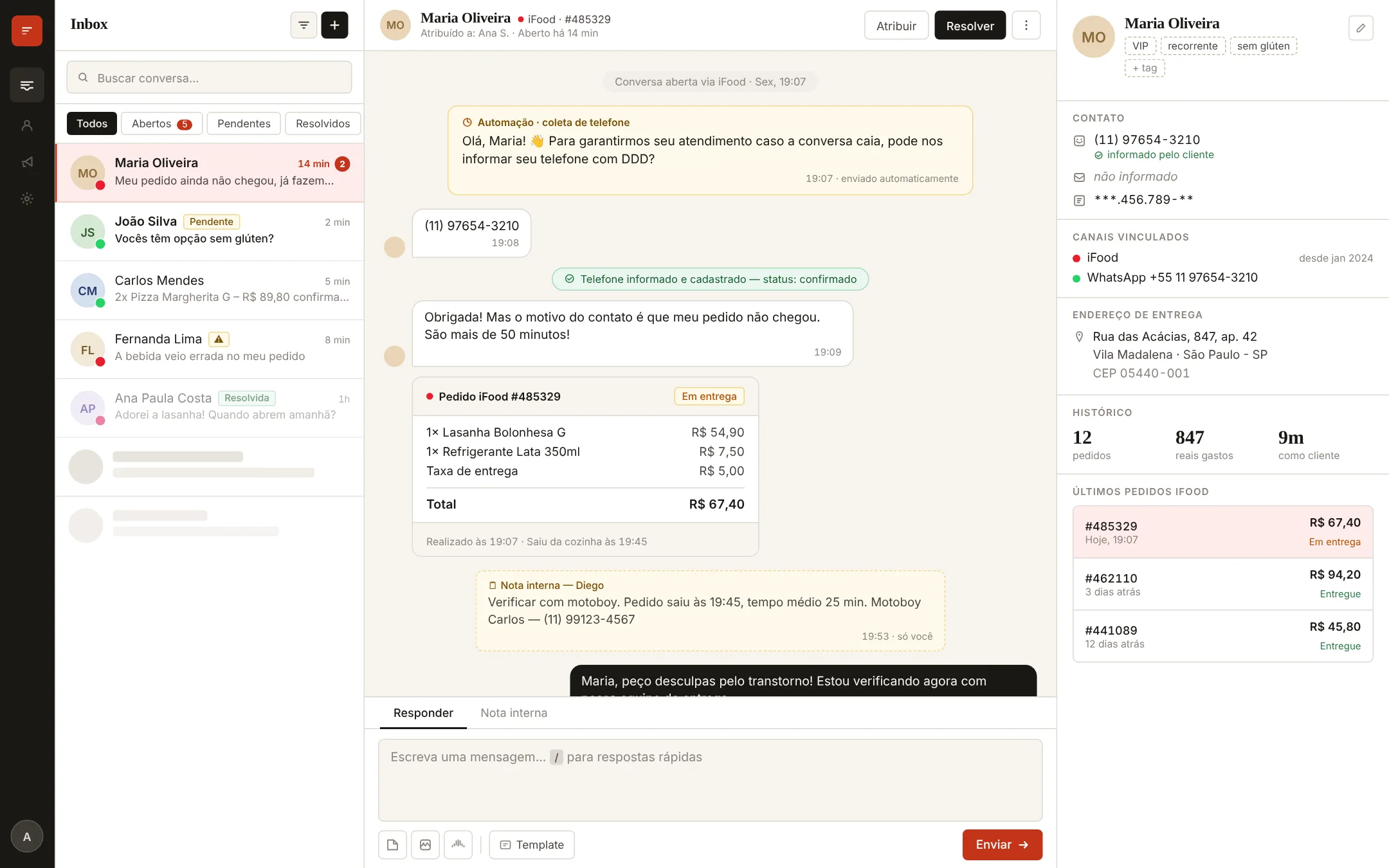 Tela da caixa de entrada do Dish Desk: lista de conversas, conversa aberta com pedido do iFood e painel com dados do cliente